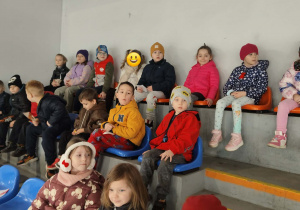 Sześciolatki oglądają rewię na lodzie