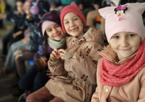 Sześciolatki oglądają rewię na lodzie