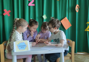 Dzieci z grupy 4 na konkursie matematycznym "Matematyczne Asy"