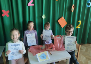 Dzieci z grupy 4 na konkursie matematycznym "Matematyczne Asy"