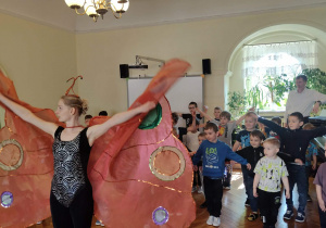 Przedszkolaki uczestniczą w spotkaniu baletowym "Czarodziejski ogród"