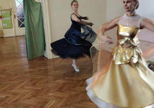 Przedszkolaki uczestniczą w spotkaniu baletowym "Czarodziejski ogród"