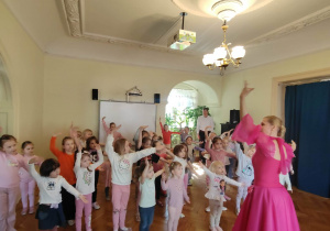 Przedszkolaki uczestniczą w spotkaniu baletowym "Czarodziejski ogród"