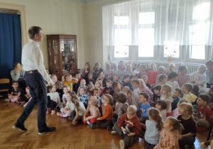 Przedszkolaki uczestniczą w spotkaniu baletowym "Czarodziejski ogród"