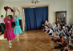 Przedszkolaki uczestniczą w spotkaniu baletowym "Czarodziejski ogród"