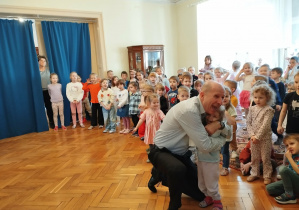 Dzieci uczestniczą w koncercie Filharmonii na kółkach "Marcowa ballada o fagocie"