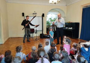 Dzieci uczestniczą w koncercie Filharmonii na kółkach "Marcowa ballada o fagocie"