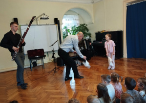 Dzieci uczestniczą w koncercie Filharmonii na kółkach "Marcowa ballada o fagocie"