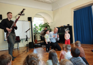 Dzieci uczestniczą w koncercie Filharmonii na kółkach "Marcowa ballada o fagocie"