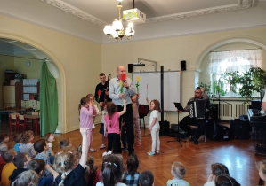 Dzieci uczestniczą w koncercie Filharmonii na kółkach "Marcowa ballada o fagocie"