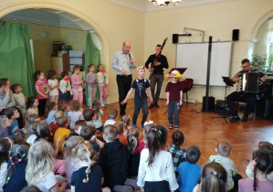 Dzieci uczestniczą w koncercie Filharmonii na kółkach "Marcowa ballada o fagocie"