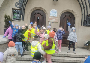 Dzieci z grupy III i IV biorące udział w akcji "Galante sprzątanie"