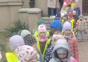 Dzieci z grupy III i IV biorące udział w akcji "Galante sprzątanie"