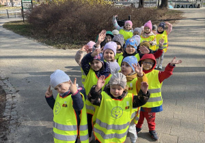 Dzieci z grupy 2 na spacerze w parku