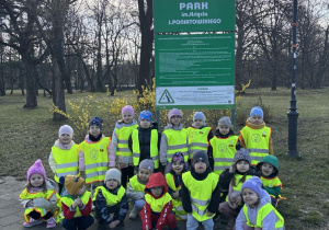 Dzieci z grupy 2 na spacerze w parku