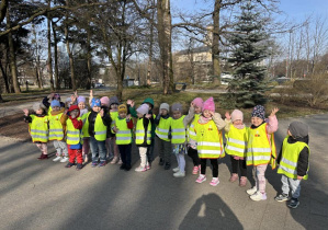 Dzieci z grupy 2 na spacerze w parku