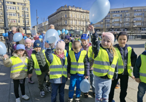 Grupa IV i V biorąca udział w Niebieskim Marszu