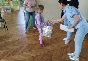 Dziewczynka biorąca udział w konkursie ekologicznym