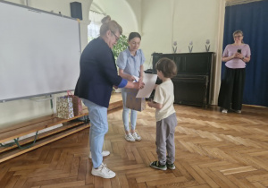 Chłopiec biorący udział w konkursie ekologicznym