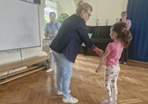 Dziewczynka biorąca udział w konkursie ekologicznym
