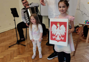 Dzieci uczestniczą w koncercie filharmonii na kółkach "Kto Ty jesteś? Polak mały"