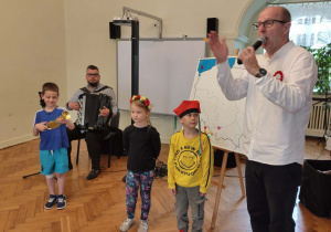 Dzieci uczestniczą w koncercie filharmonii na kółkach "Kto Ty jesteś? Polak mały"
