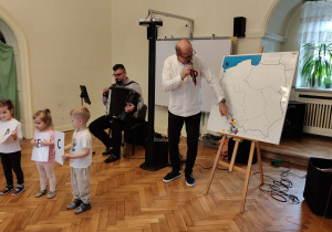 Dzieci uczestniczą w koncercie filharmonii na kółkach "Kto Ty jesteś? Polak mały"