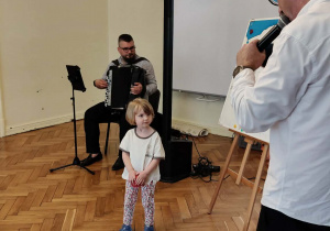 Dzieci uczestniczą w koncercie filharmonii na kółkach "Kto Ty jesteś? Polak mały"
