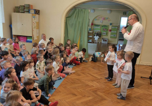 Dzieci uczestniczą w koncercie filharmonii na kółkach "Kto Ty jesteś? Polak mały"