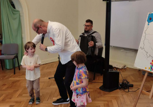 Dzieci uczestniczą w koncercie filharmonii na kółkach "Kto Ty jesteś? Polak mały"