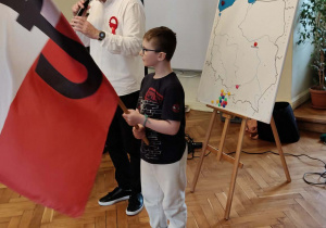 Dzieci uczestniczą w koncercie filharmonii na kółkach "Kto Ty jesteś? Polak mały"