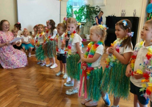 Dzieci z grupy I i II występujące na Zakończenie Roku