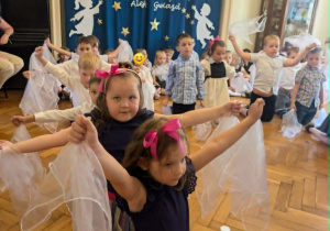 Grupa 5 prezentuje swój taniec