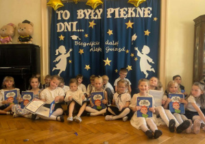 Absolwenci z prezentami